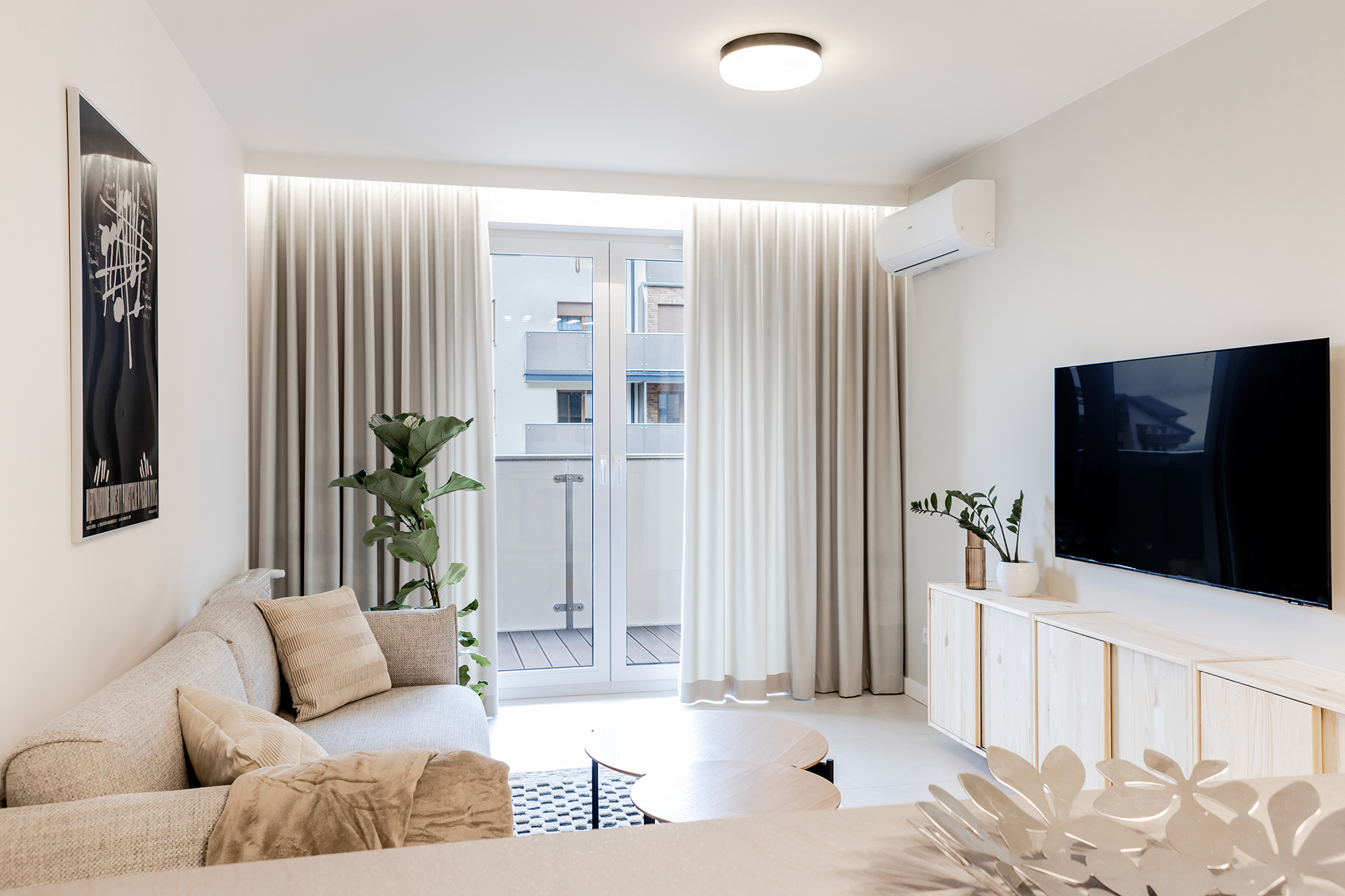 Pomimo dużych okien w części dziennej, wschodnia ekspozycja mieszkania, sprawiła, że dominują tu jasne, ciepłe kolory, a oświetlenie jest odpowiednio zróżnicowane.